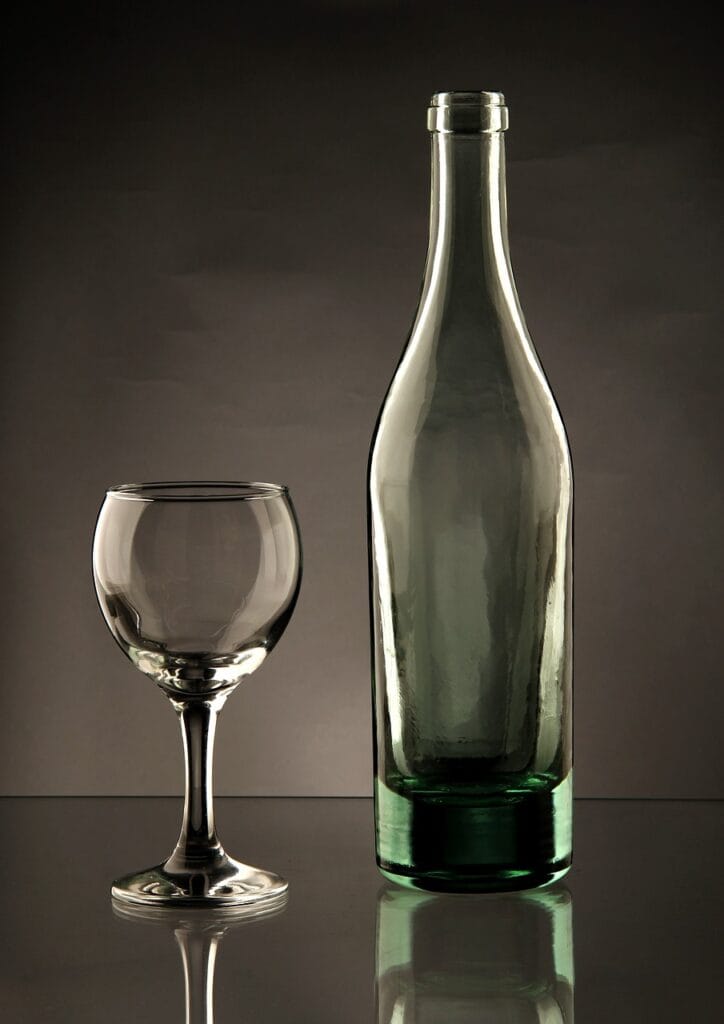 Platzhalter f&uuml;r Getr&auml;nke die noch kein Bild haben. Zeigt eine leere Glasflasche neben einem leeren Glas.