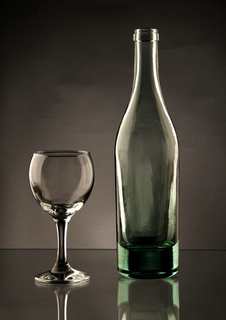 Platzhalter f&uuml;r Getr&auml;nke die noch kein Bild haben. Zeigt eine leere Glasflasche neben einem leeren Glas.